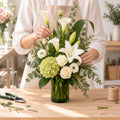 Arrangement funéraire composé par la fleuriste dans son atelier de Beaubien Est