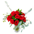 Le classique — douze roses rouges, ruscus et branches d'eucalyptus étirées de chaque côté