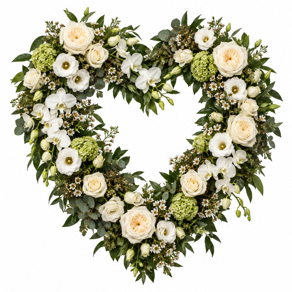 Cœur funéraire — roses ivoire et rosées, lisianthus et orchidées blanches, eucalyptus