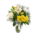 Arrangement en lys blancs, alstroemerias jaunes et roses blanches, dans un vase de verre