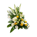 Arrangement funéraire en lys et hortensias blancs, avec des roses jaunes